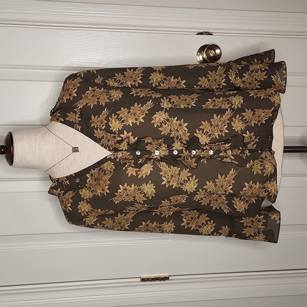 𝅺jones Wear Leaf Print Ruffle Front Top Size 10
